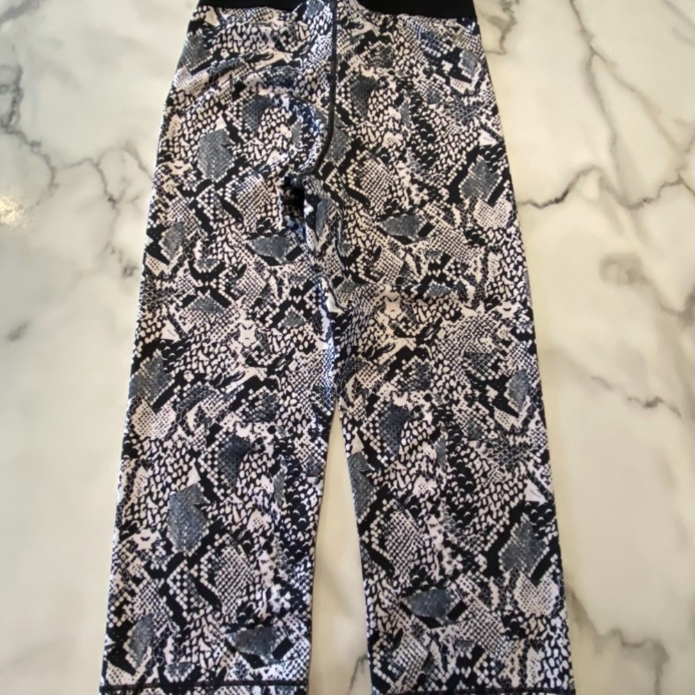 Nike pro Heights snake print vixen women Capri size small workout pants - Picture 3 of 10